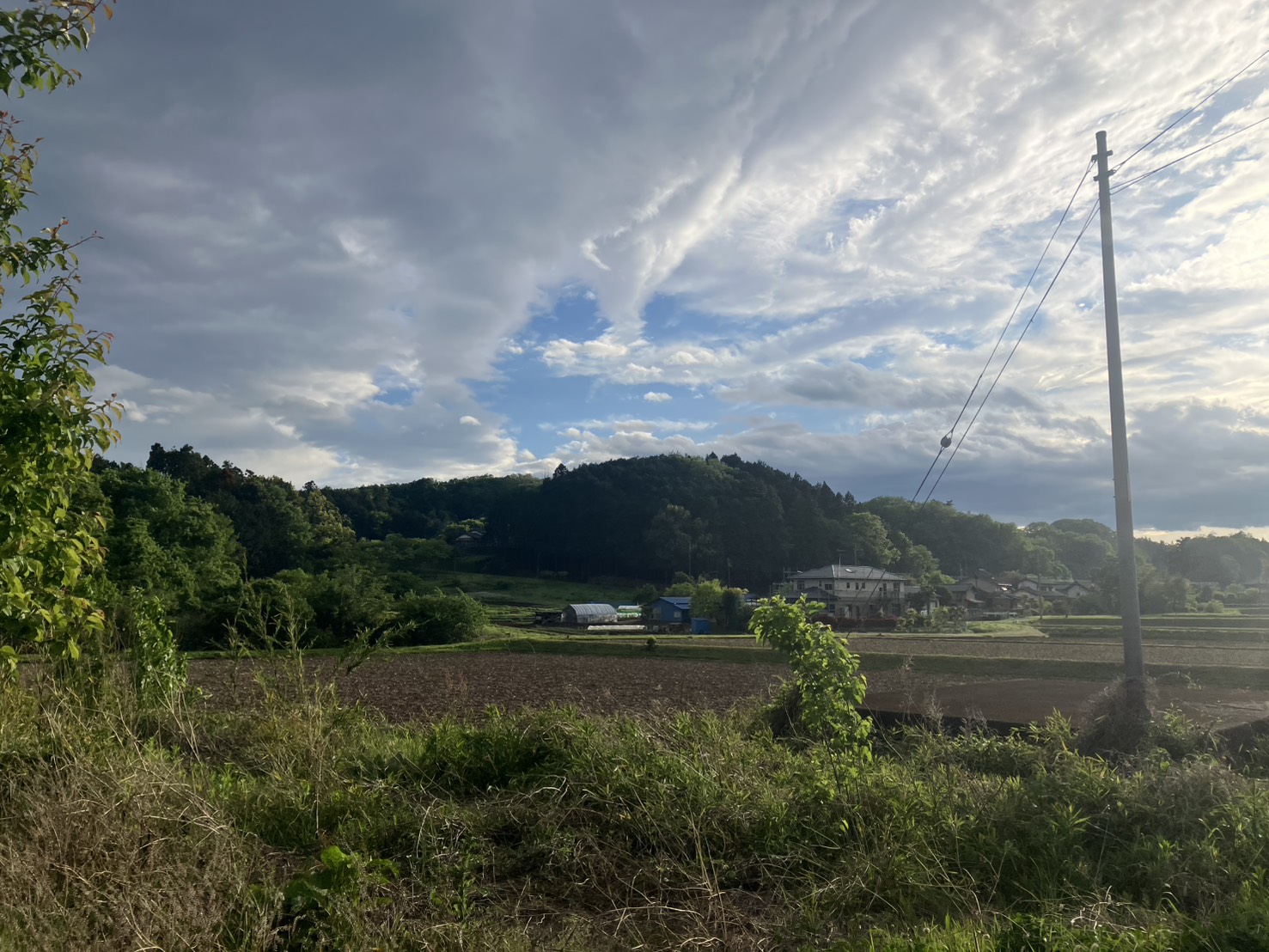 うねる雲と春の集落 ─ 比企郡小川町