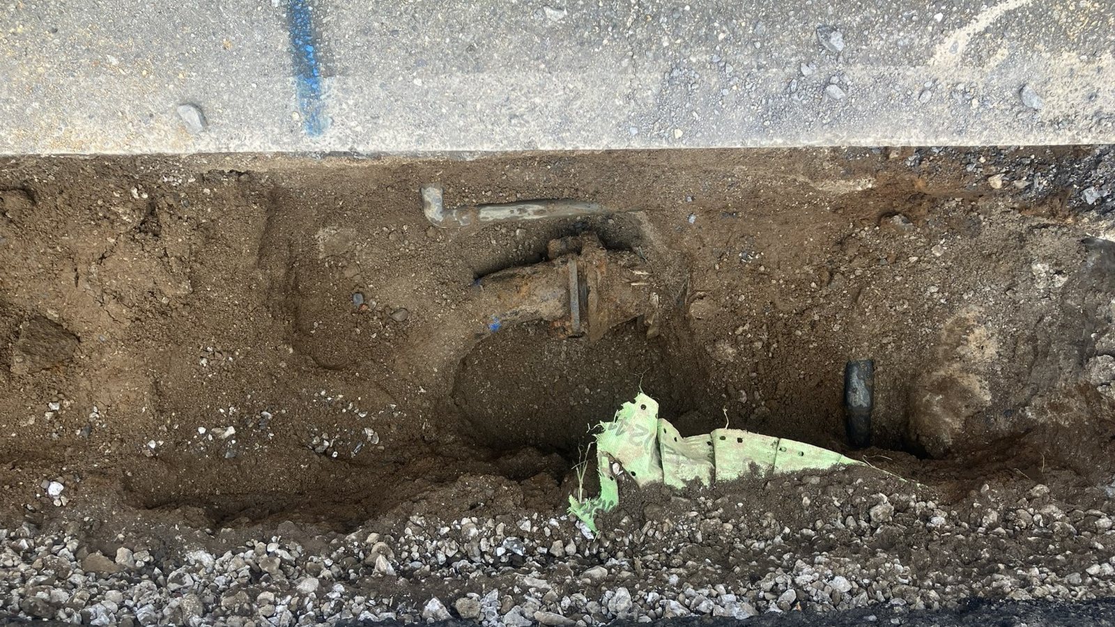 掘削して現れた既設の水道管