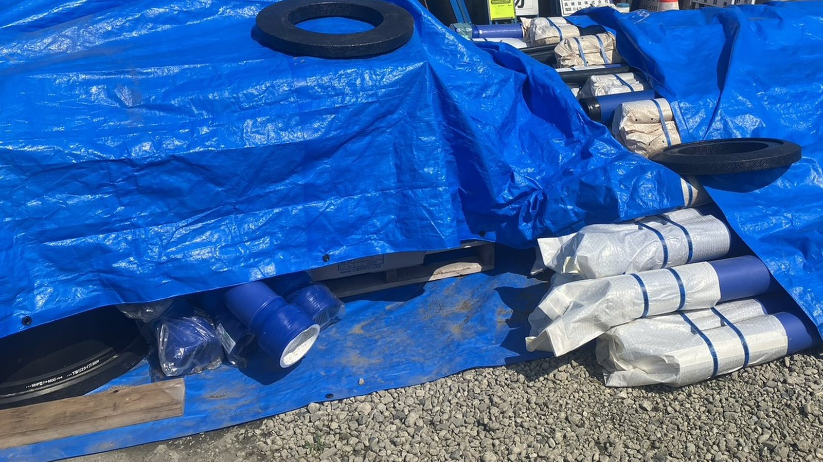 資材置場に並べられた配水管