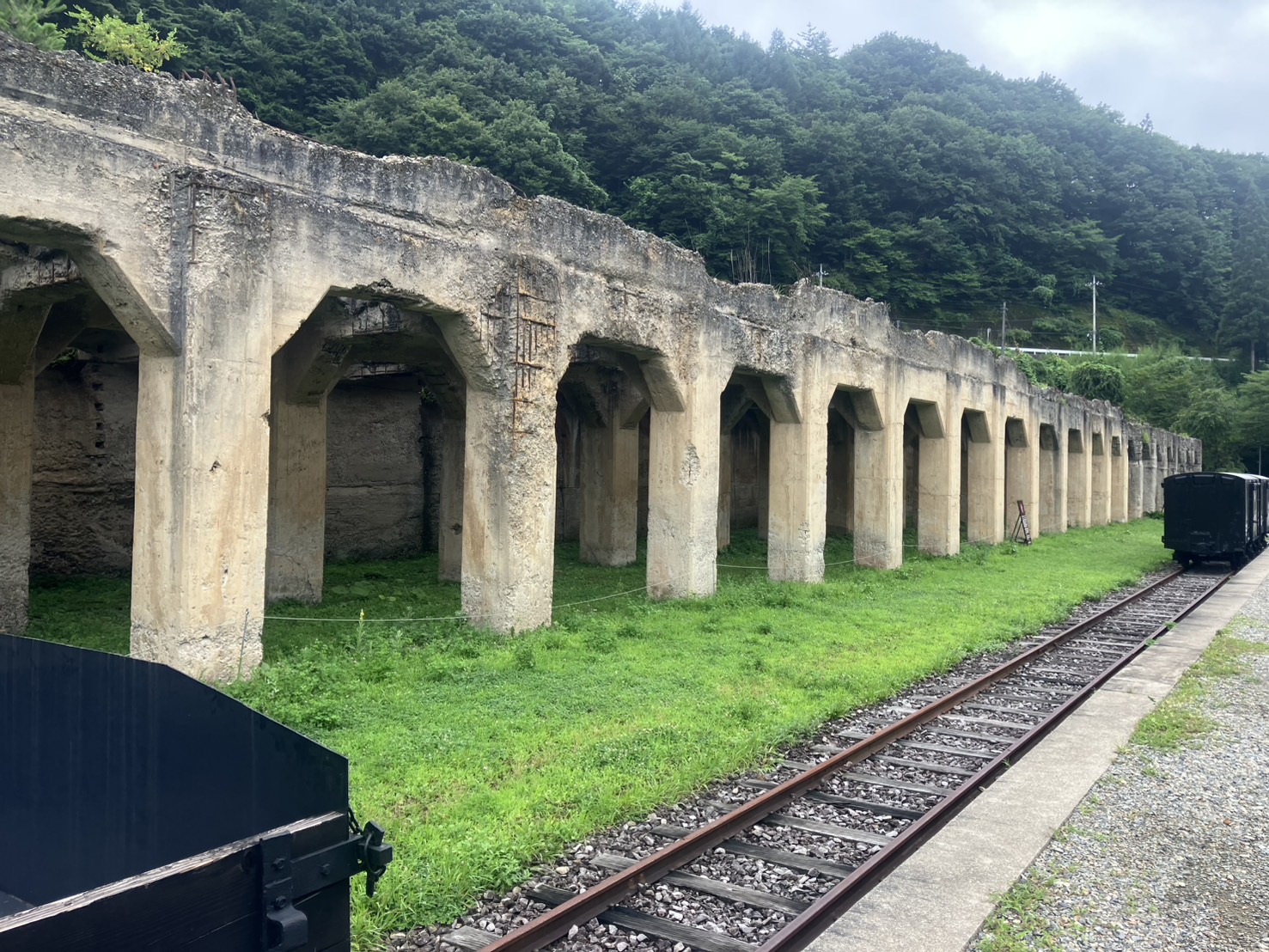 蔦の絡まる鉱石積み込み施設（ホッパー）跡のアーチ