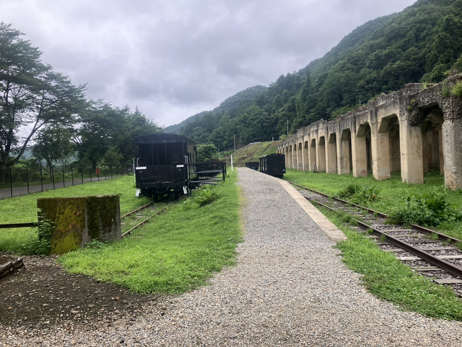 旧太子駅のホームと保存車両