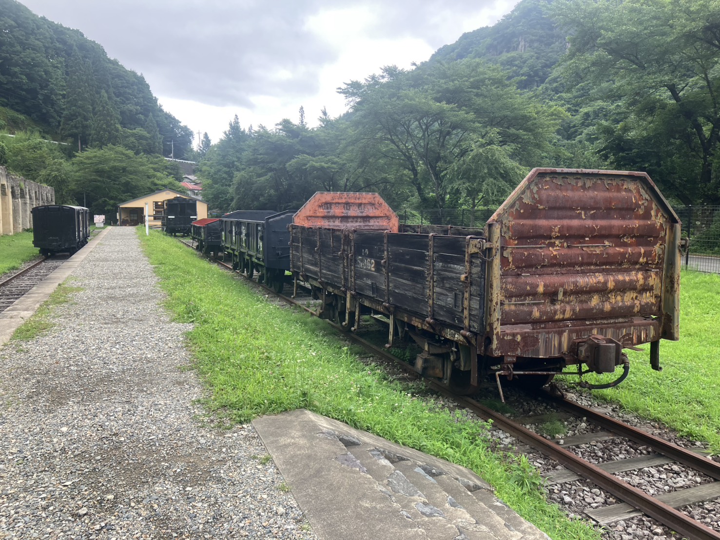 保存されている黒塗りの貨車の列