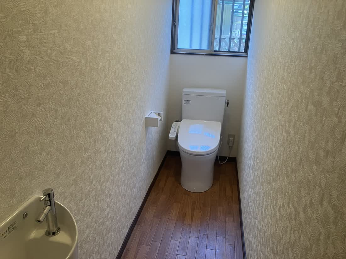 施工後：温水洗浄便座付き水洗トイレと木目調フローリング