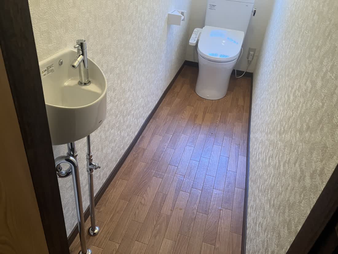施工後：明るくなったトイレ空間の全景
