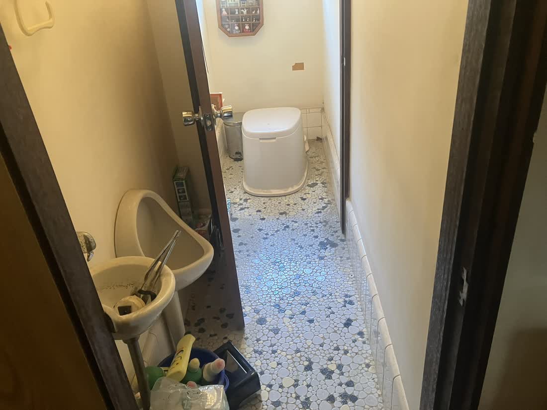 施工前：汲み取り式トイレと玉石タイルの床