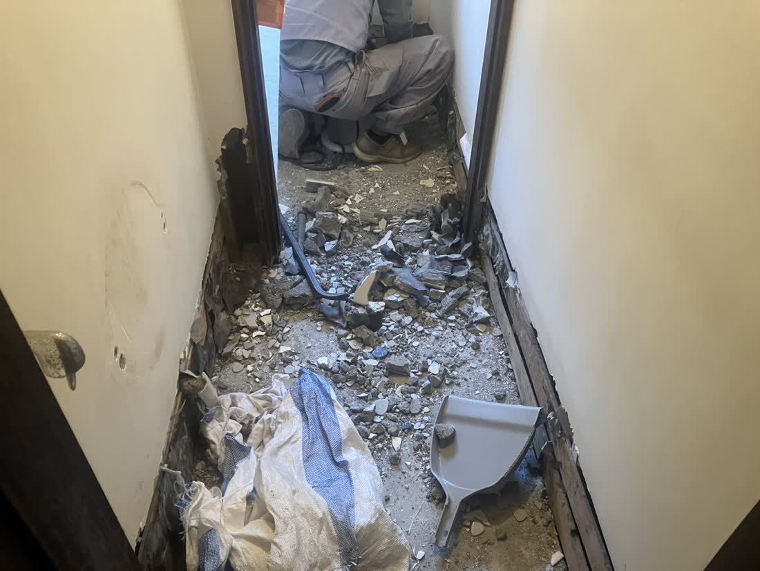 施工中：既存トイレの解体・はつり作業