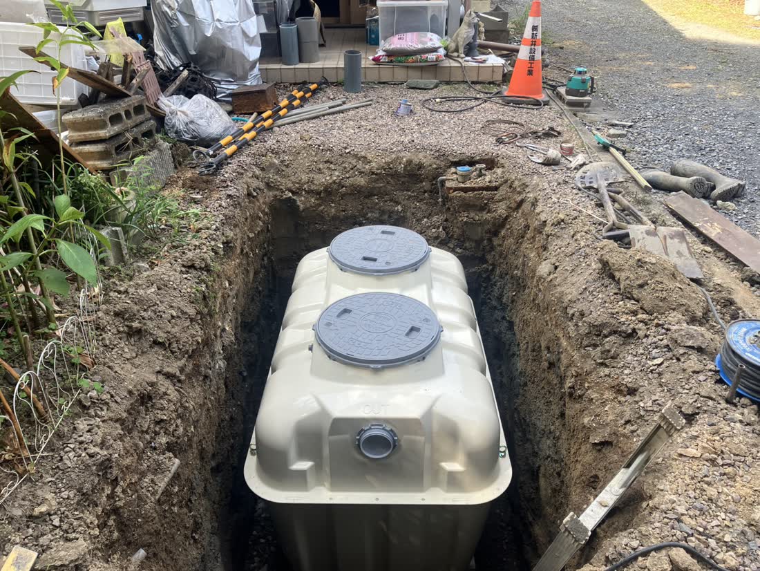 施工中：掘削した地中に据え付けられた浄化槽本体