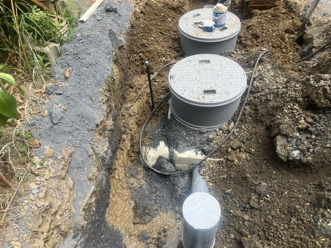 施工中：排水枡まわりの配管接続作業